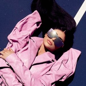 Like NEW QUAY x KYLIE Hidden Hills (black)